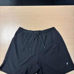 İLost kullanarak DoubleTree by Hilton Rotterdam Centre tarafından bildirildiği gibi Şort zwart