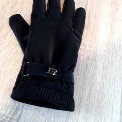 Guanto Zwart gevoerd met fleece, come riportato da EBS Tramplein utilizzando iLost