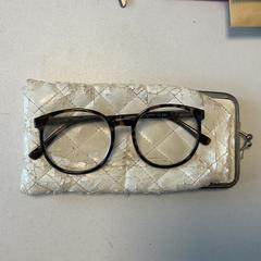 Szemüvegtok szemüveggel, amint azt Breng Arnhem az iLost segítségével jelentette.