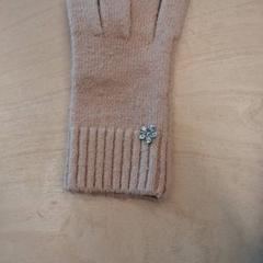 Kesztyű, amint azt IKEA Lyon Grand Parilly az iLost segítségével jelentette.