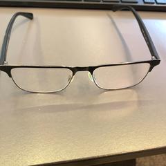 Okuliare na predpis Zwart, ako bolo nahlásené Eindhoven Airport pomocou iLost