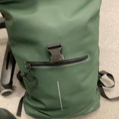 Poltsa Groene rugtas met regenjas erin, gisa salatu by IKEA Haarlem iLost erabiliz