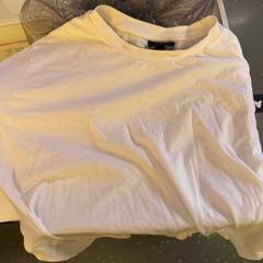 تي شيرت White، كما تم الإبلاغ عنه بواسطة Room Mate Bruno عبر iLost