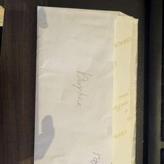 Livro Envelop met foto's, como reportado por Hotel van der Valk Maastricht utilizando o iLost