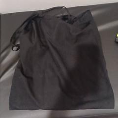 Borsa negra de tela, come riportato da RÍO Shopping - Valladolid utilizzando iLost