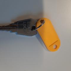 Sleutel aan geel label, como reportado por Connexxion Zeeuws-Vlaanderen utilizando o iLost