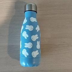 Edateko botila - Blauw metaal met konijntjes erop, gisa salatu by Centraal magazijn iLost erabiliz