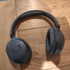 Grijze Bluetooth Koptelefoon, amint azt az iLostnak jelentették.