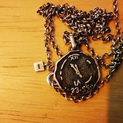 Hanger met medaillon, come riportato a iLost