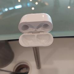 Oortjes case een lege oortjes case, segons ha informat NHL Stenden hogeschool Leeuwarden mitjançant iLost