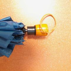 Parapluie pliant bleu pétrole, a été signalé par TCL utilisant iLost