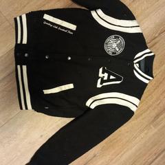 Zwarte jas, como reportado por Pouw Vervoer utilizando o iLost