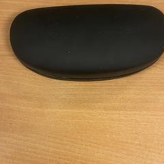 Puzdro na okuliare, ako bolo nahlásené Pouw Vervoer pomocou iLost