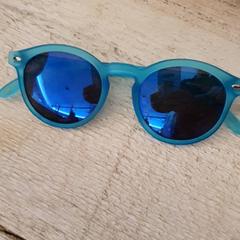 Napszemüveg Kind, amint azt DierenPark Amersfoort az iLost segítségével jelentette.