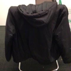 Chaqueta Zwart, ha sido reportado por Gemeente Nijmegen con iLost