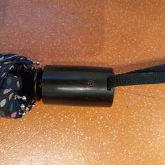 مظلة قابلة للطي bleu marine à motifs، كما تم الإبلاغ عنه بواسطة TCL عبر iLost