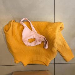 كنزة صوفية & سروال سباحة Jaune et rose، كما تم الإبلاغ عنه بواسطة MEININGER Hotel Marseille Centre la Joliette عبر iLost