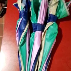 Guarda-chuva Blauw groen paars geel, como reportado por Apenheul utilizando o iLost