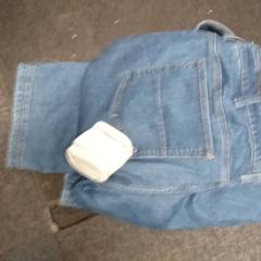 Jeans en klein etui, as reported by Mövenpick Hotel Amsterdam City Centre using iLost