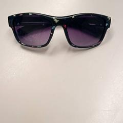 Slnečné okuliare, ako bolo nahlásené Burgers' Zoo pomocou iLost