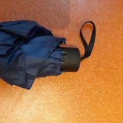 مظلة قابلة للطي bleu marine، كما تم الإبلاغ عنه بواسطة TCL عبر iLost