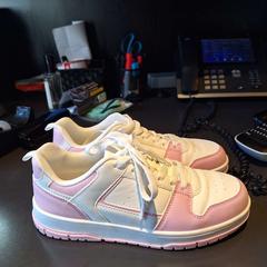 Scarpa White, pink, come riportato da Hotel V Frederiksplein utilizzando iLost