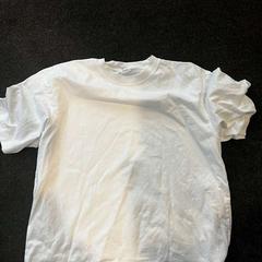 Košeľu White T-Shirt, ako bolo nahlásené Leonardo Hotel Amsterdam Rembrandtpark pomocou iLost
