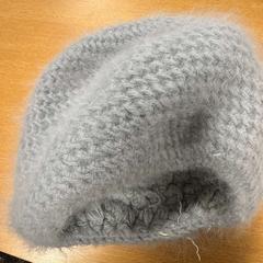Gorro grijs,wol, ha sido reportado por VITAZ campus Sint-Niklaas con iLost