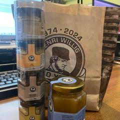 Honey and mustard henry wiillng packet, segons ha informat Leonardo Hotel Amsterdam Rembrandtpark mitjançant iLost