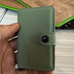 Pistachio green SECRID wallet, iLost에 보고됨