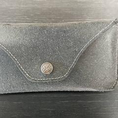 Brillendoos - grijs, ha sido reportado por Centraal magazijn con iLost