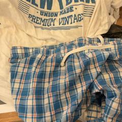 Shorts & T shirt, zoals gemeld door MEININGER Hotel Marseille Centre la Joliette met iLost