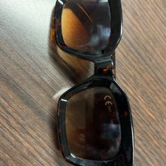 Solglasögon Bruin/zwart, rapporterat av Pathé Helmond med iLost