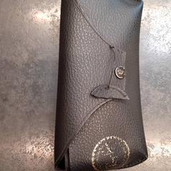 İLost kullanarak Rotterdam The Hague Airport tarafından bildirildiği gibi Zonnebril in etui