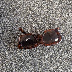 Okulary słoneczne, zgłoszono przez TCR Tours przy użyciu iLost