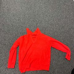 Sweater rood, as reported by DoubleTree by Hilton Rotterdam Centre using iLost