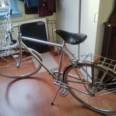 Zilvergrijze fiets met opengebroken slot, som rapportert til iLost