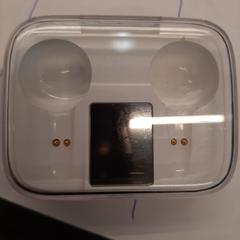 İLost kullanarak Rotterdam The Hague Airport tarafından bildirildiği gibi Oplaaddoosje voor oortjes