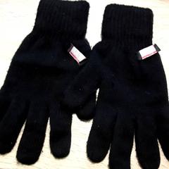 Gloves, as reported by EBS Tramplein using iLost