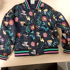 ジャケット Veste enfant 5/6 ans がiLostで IKEA Orléans - Ardon によって報告されました