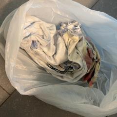 Zakje kleding kleding, gisa salatu by Ziekenhuis Oost-Limburg iLost erabiliz