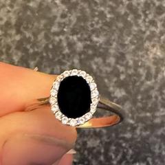 Gouden ring met edelsteen en diamantjes, jak bylo nahlášeno na iLost