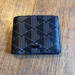 Bruin/zwarte portemonnaie van Lacoste, segons s'ha informat a iLost