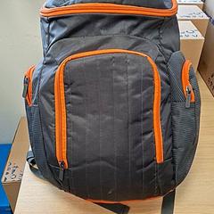 Mochila grijs en oranje, basic-fit, ha sido reportado por Regio Antwerpen - Brussel con iLost