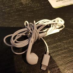 Headphones, iLost를 사용하여 Conscious Hotel Museum Square에 보고됨