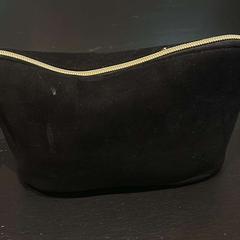 화장실 가방 Zwart met goude rits, iLost를 사용하여 Van der Valk Hotel Amsterdam-Amstel에 보고됨