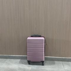 حقيبة سفر بعجلات لون وردي، كما تم الإبلاغ عنه بواسطة محطة بريدة (بريدة) عبر iLost