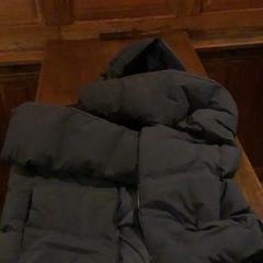 Dzseki Zwarte jas, amint azt Café Leentje az iLost segítségével jelentette.