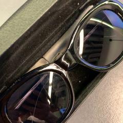 Zonnebril  met koker Zwart, ako bolo nahlásené Eindhoven Airport pomocou iLost