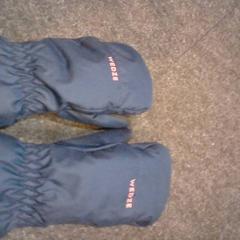 Kesztyű handschoenen, amint azt SnowWorld Landgraaf az iLost segítségével jelentette.